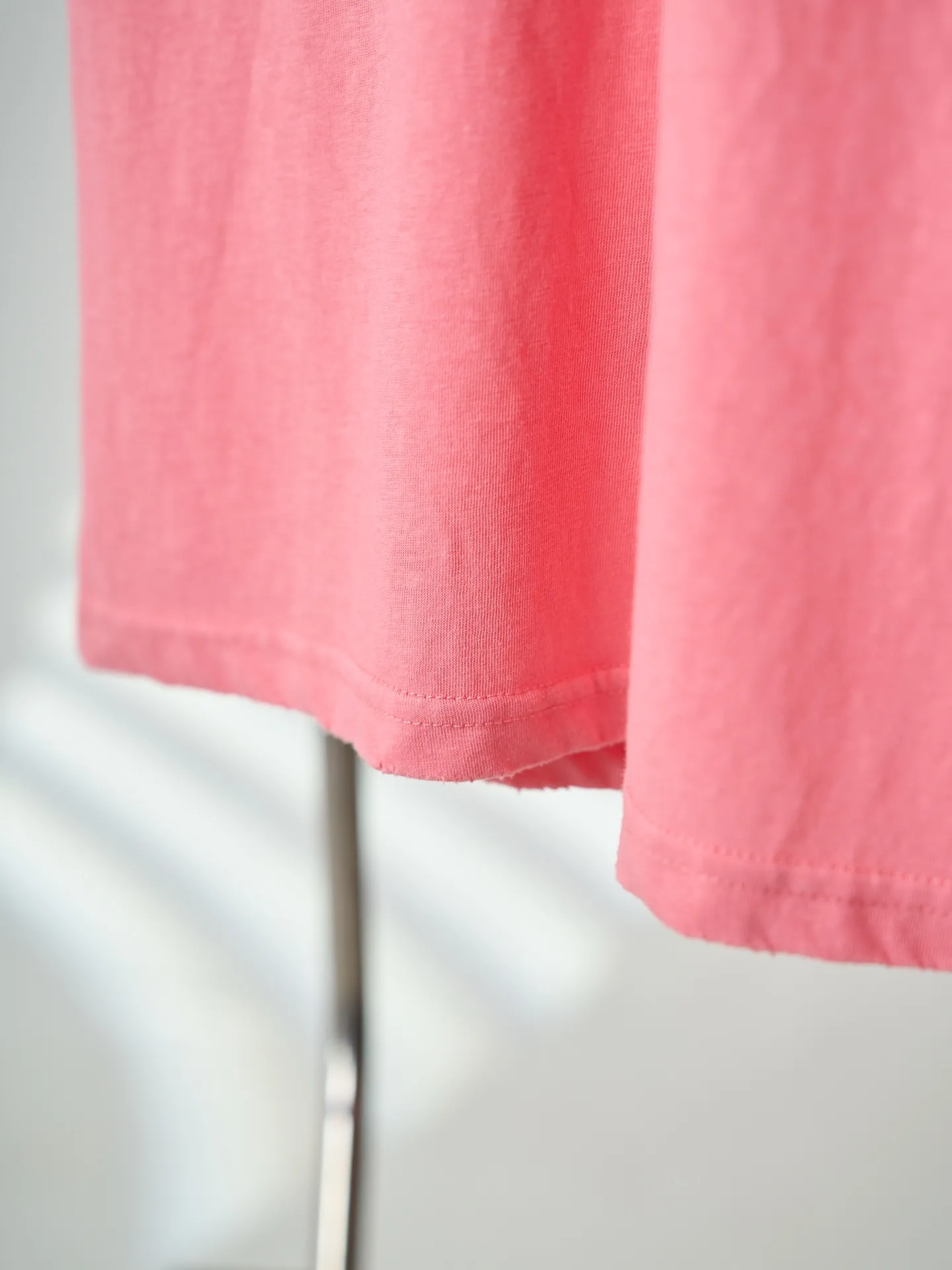 [Realistic hanging auction] Acne Studios spray-painted distressed logo short-sleeves (women's style) [In Stock] S M L custom cloud velvet ski-like cotton, smooth drape, delicate and breathable. The soft peach powder is used as the base of the body and slowly spreads, and the retro letter print quietly falls on the body, giving it a relaxed and lazy Korean atmosphere. The Acne Studios logo graphic embellishes the chest, highlighting the brand's appeal. The frayed cuffs and hem add a casual street vibe. The short, slightly slimmed fit outlines the waistline just right, welding looseness and delicateness to the body, making Versatile effortlessly elegant. 1 Glue printing uses glue liquid paint to print patterns on fabrics, and bakes the fabric to fix the printed patterns. 2. Gradient distressed spray paint. By spraying dyes of different colors on the surface of the fabric, the clothes can show rich color changes under different lights and increase the visual layering. 3. Positioning and wear-and-tear. Many places on the garment body are regularly positioned and worn manually. Manual brush marks are added to add texture and depth to the surface of the clothing to imitate the texture of natural wear and tear. 2. Enzyme washing treatment: The fabrics have been fermented and washed to give them a better feel and texture. They are not easy to deform, shrink or fade. They maintain long-term beauty and fit.